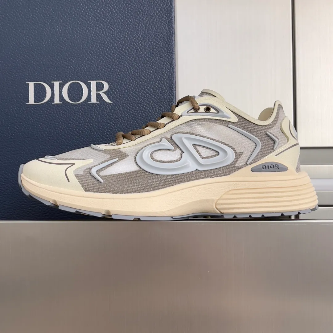 [DIOR] P: 560💰 Men's 39-44 (customized at 45.46) Dior Dior B30 series Countdown technology sneakers casual dad shoes This B30 Countdown technology sneaker is a new product in the 2026 spring men's wear series. The sports silhouette combines high-end logos and technological performance, making it unique. Lightweight and comfortable, it's inspired by modern running and crafted from materials like white and gray N30 nylon, a breathable technical fabric with multiple layers of translucence. Decorated with navy blue injection molded rubber panels and a graphic reinterpretation of the CD30 logo to enhance the style. Rubber Dior B30 and CD30 logos on the tongue and backside. The textured-effect sole is made from elastic rubber and foam and features classic details for ideal comfort. Can be matched with sportswear and casual outfits to create a sophisticated look. Exquisite packaging at the delivery counter 🛍📦 ▪️Fabric: original customized technical fabric + mesh ▪️Inner lining: customized breathable lining ▪️Outsole: original molded IP foam + TPU outsole ▪️Insole thickness: 3.5CM